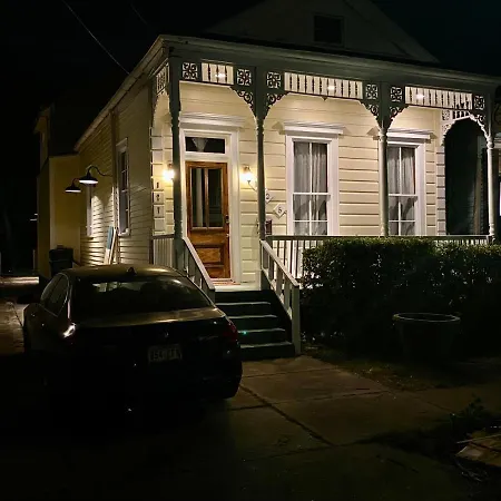 Miss Ruby'S Mid-City Apartment